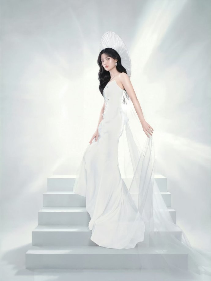卢昱晓以光为丝卢昱晓白色抹胸纱裙  卢昱晓以光为丝白色抹胸纱裙 