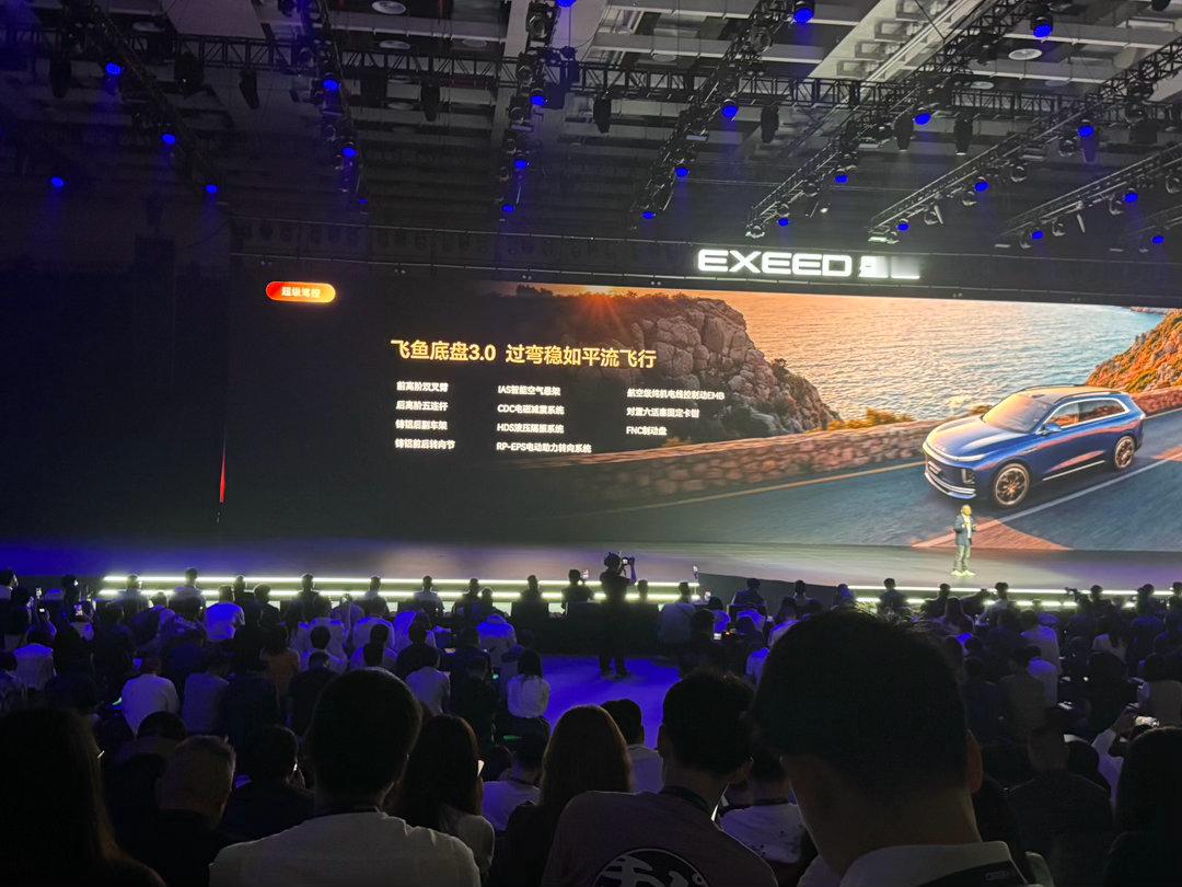 星途EX7配雪豹四驱2.0，7种驾驶模式覆盖全场景。车身扭转刚度40000N·m