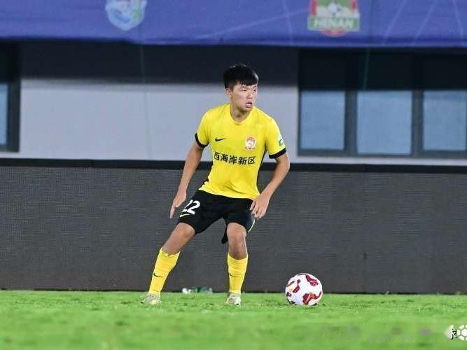 杨希将加盟上海海港…没有意外和反复了。杨希将如上赛季结束后约定的那般加盟上海海港