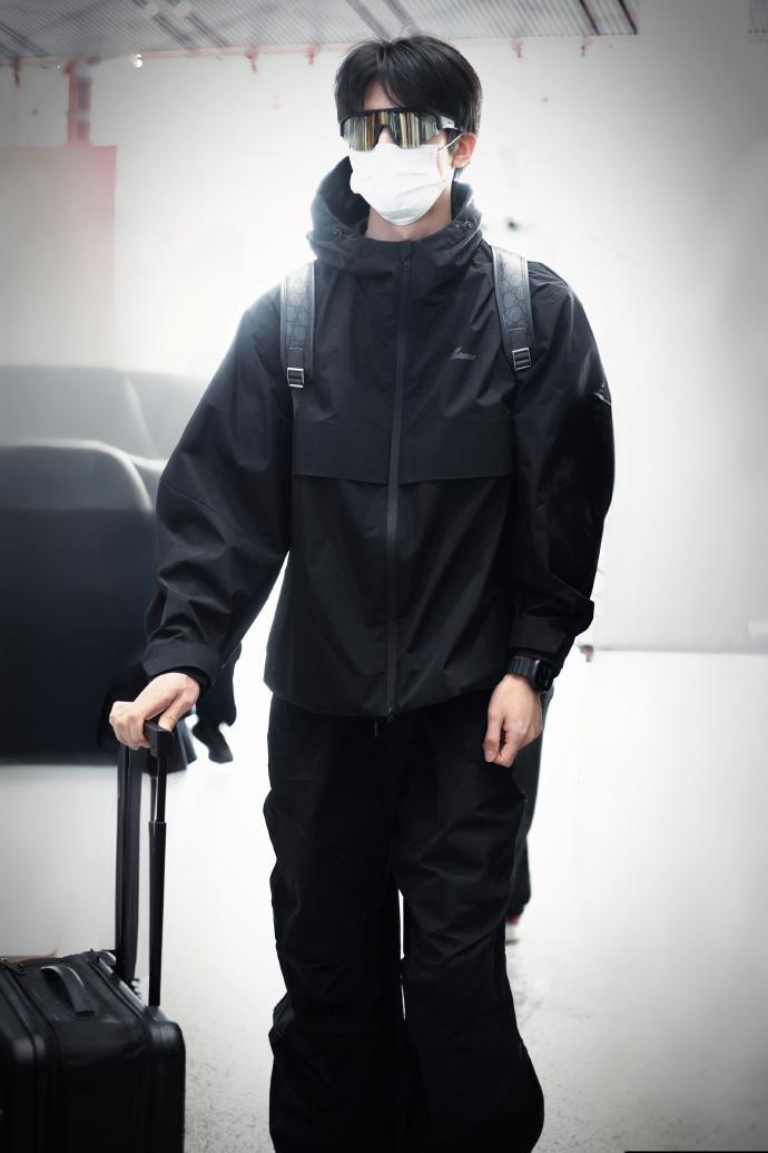 机场就是宋威龙的秀场宋威龙护目镜冲锋衣酷感look 机场就是宋威龙的秀场，宋威龙