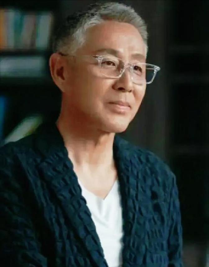 陈道明告诫女儿的一句话，堪称人间清醒：“宁可嫁一个没文化的，也别碰那种有文化的伪