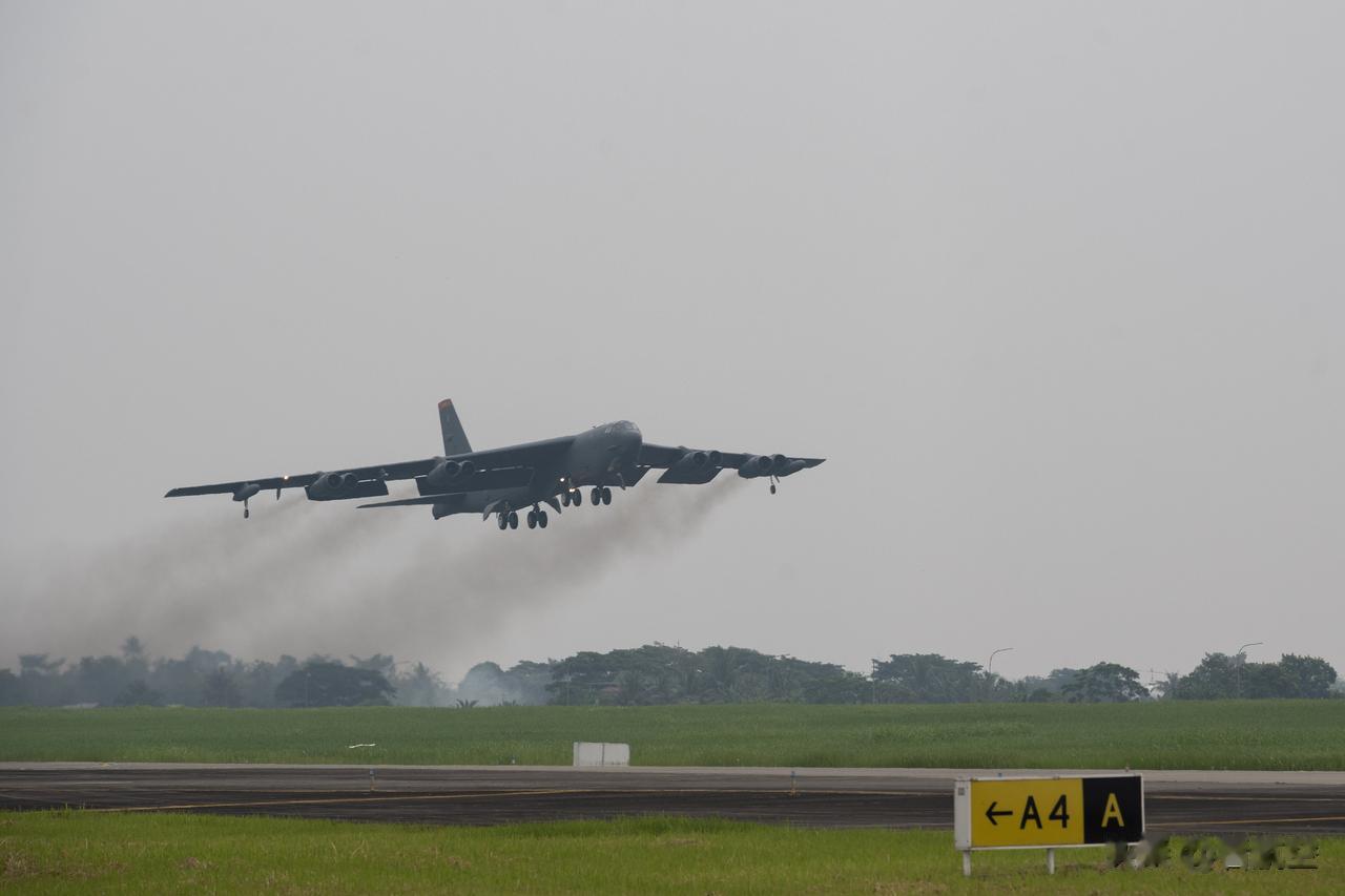 近日，一架隶属美国太平洋空军的B-52轰炸机首次从印尼起飞。