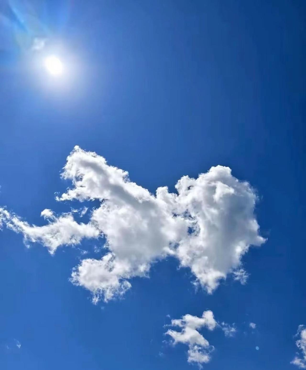 生活最美的状态就是，人静，物简，心安。随手拍天空