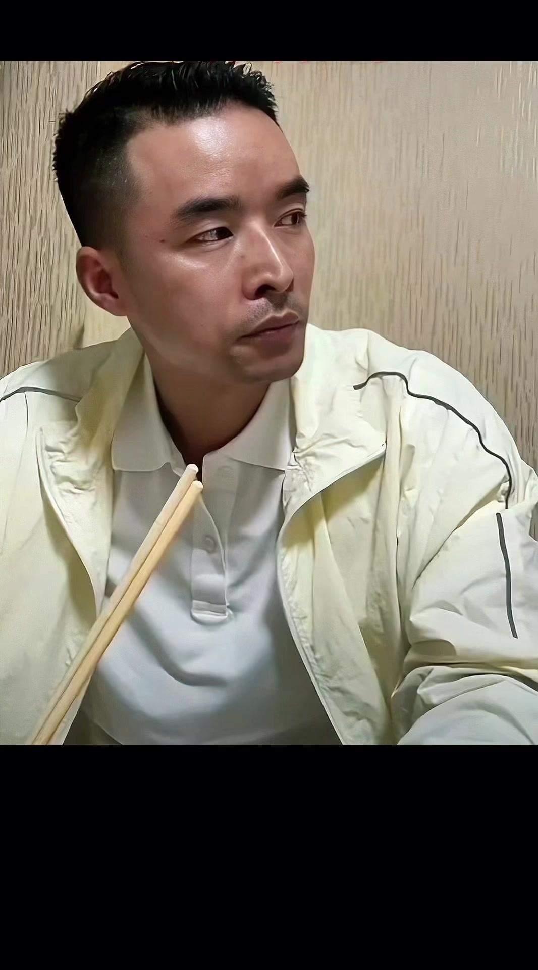 反诈博主何希哥已经断联快2天了，他在前晚的一场直播的最后时段说有2个人在门外，然