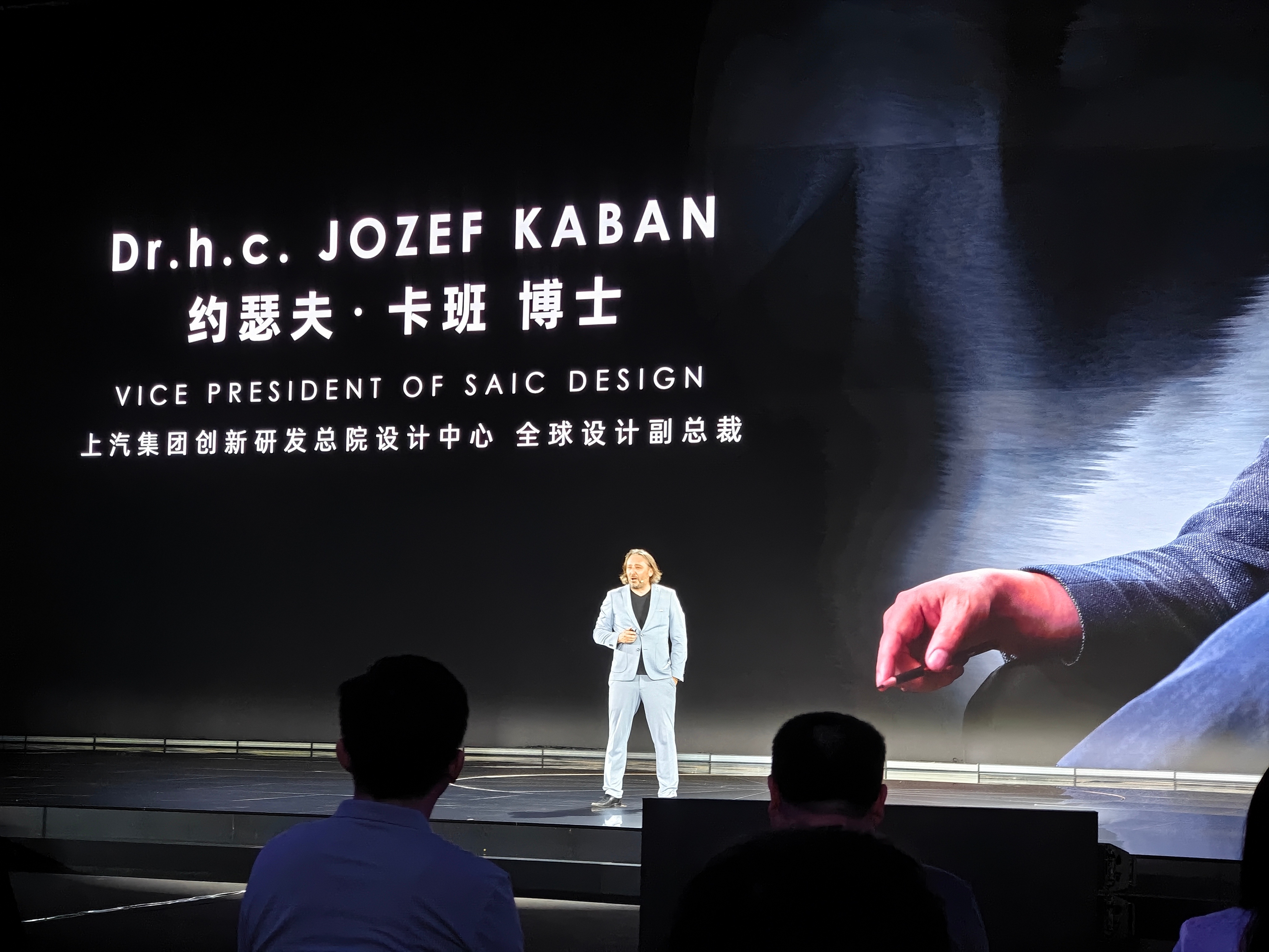 发现 vivo 拍照这个舞台模式整挺好啊。图二是 10x 变焦。 ​​​