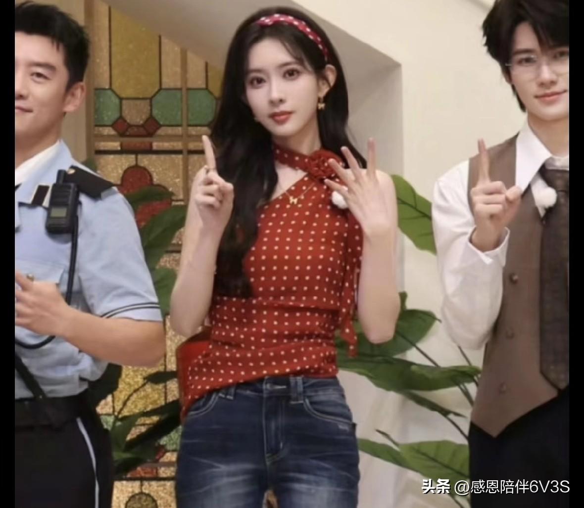 刷到孟子义的路透，哎哟，这也太瘦了吧！电视上看着刚刚好，现实里那个名牌都比她人宽