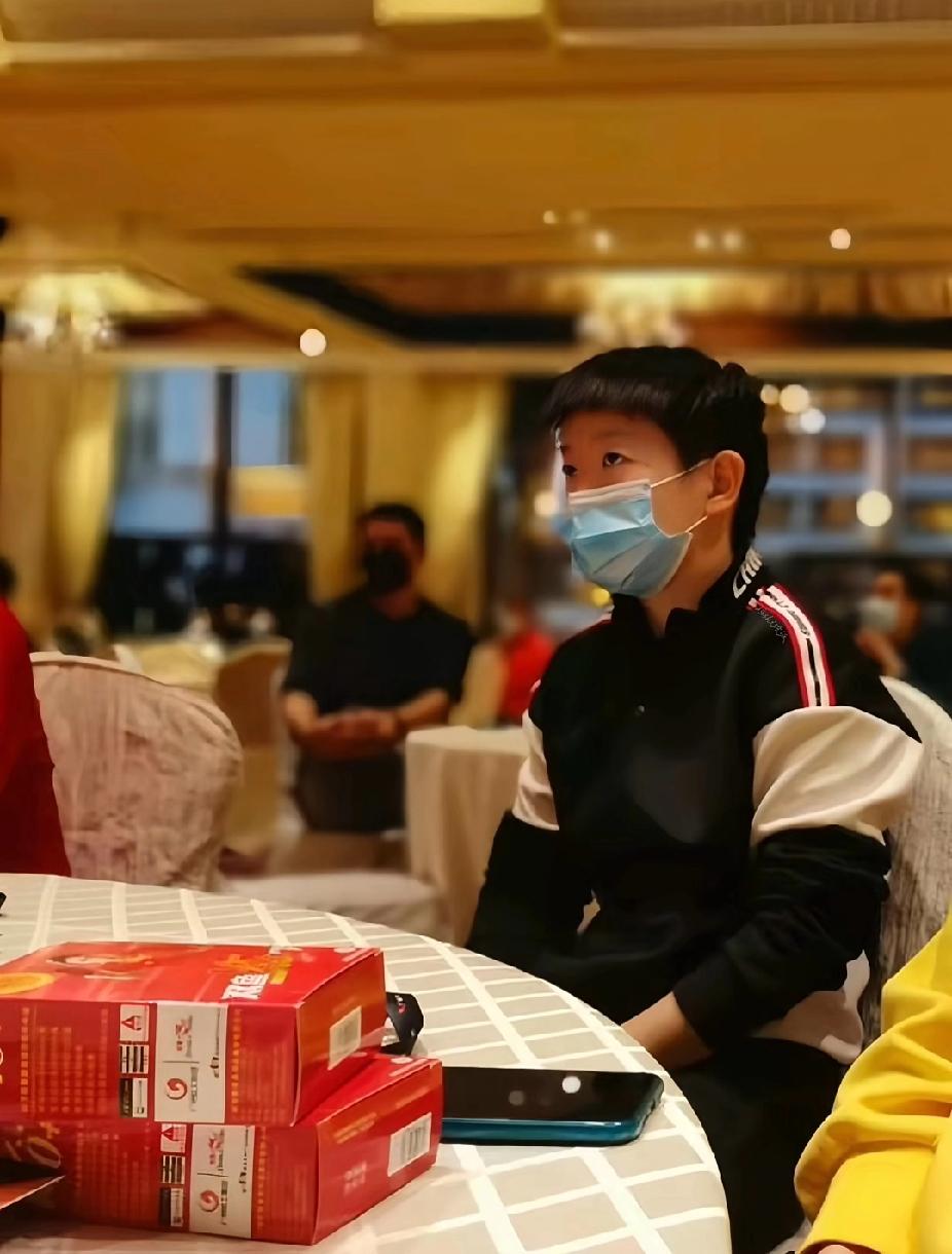 孙颖莎等开饭瞬间：赛场上的王者，生活里的“小学生”既视感
 
看这张孙颖莎戴口罩