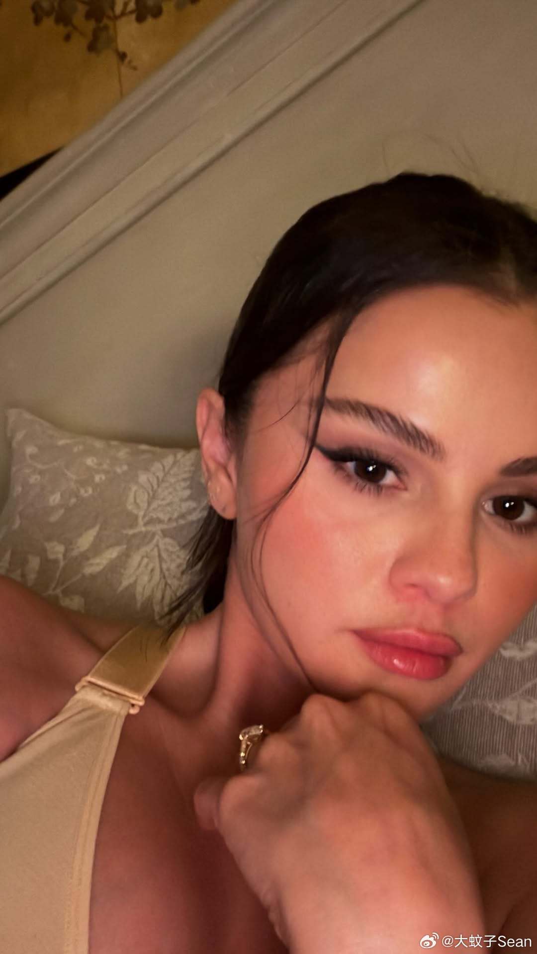 selena gomez赛琳娜戈麦斯晒新自拍/老公为她揉搓脚的旧私照，正在伦敦开