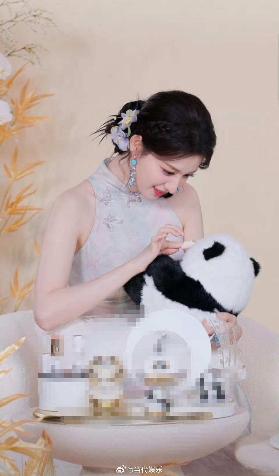 王楚然王楚然中式旗袍摇曳生姿温婉旗袍勾勒曼妙身姿，步履轻缓摇曳生姿。眉眼藏尽江南
