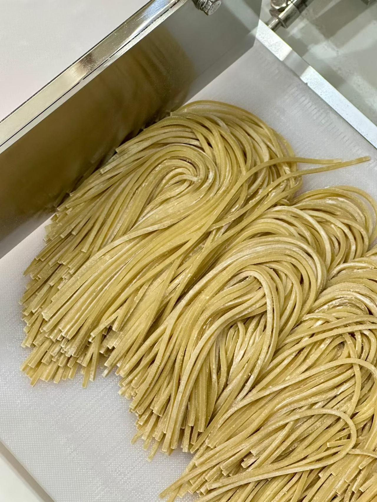 今天去了一家要排位的面馆，
煮出来的面条确实好吃！

我看了一下后厨，摆满了图片