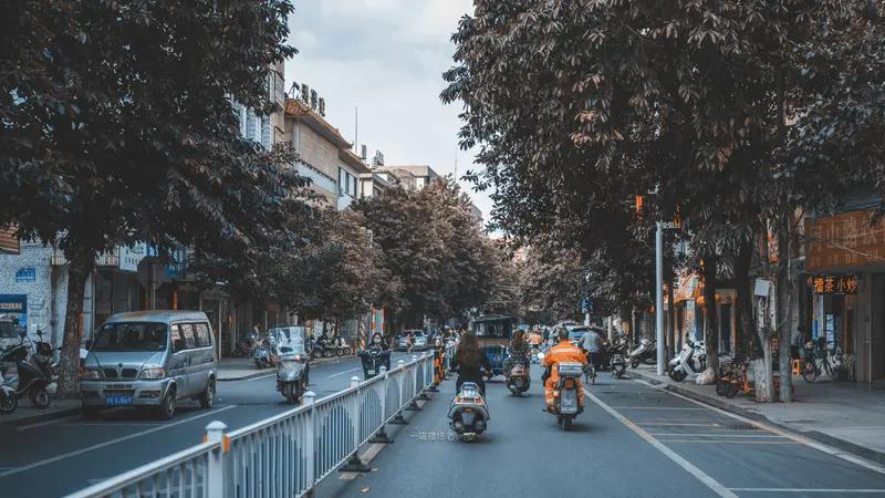 夫妻俩都是教师，都是副高七级，在县城生活简直不要太惬意。
作为一名县城中年教师，