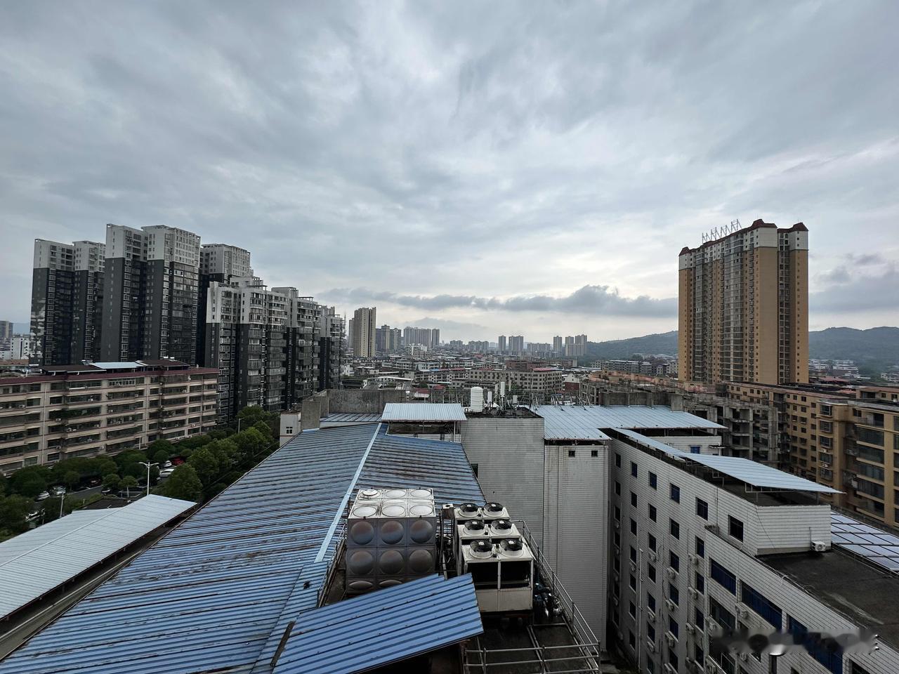 县城充电站怪象，一个充电站3个充电桩，总共6个充电枪，其中3个充电枪坏的（一直无