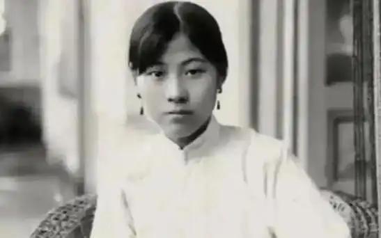 1923年，大军阀杨森喝醉了，误把自己的干儿女曾桂芝当成了姨太太，抱着她宠幸了一