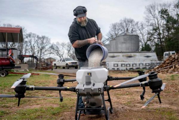 美国对华无人机的政策，上演了一出“急转弯”。

就在一个多月前，美国联邦通信委员