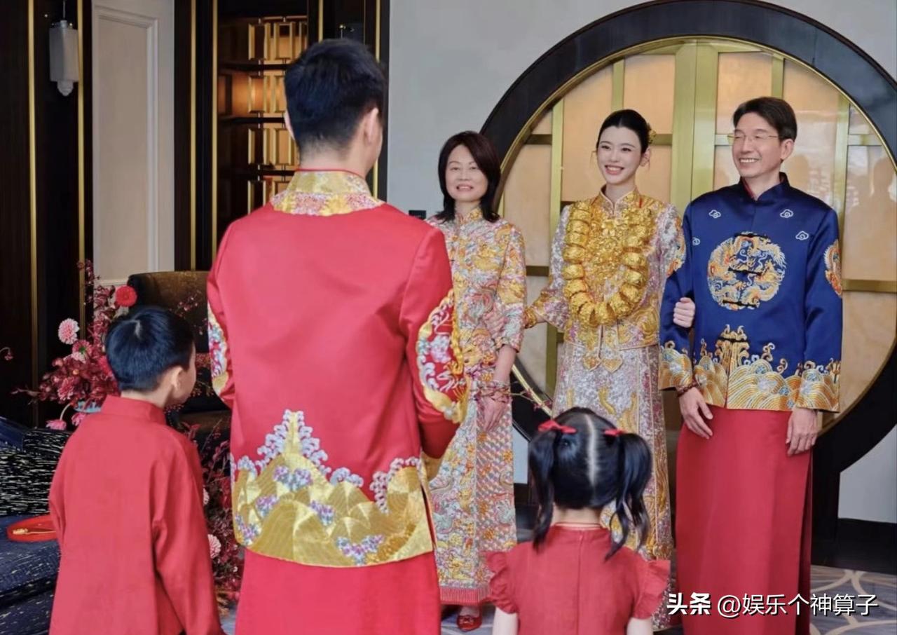 奚梦瑶中式裙褂配22只龙凤镯，腕间形成“黄金围脖”，堪称“豪门婚礼”！
10月1