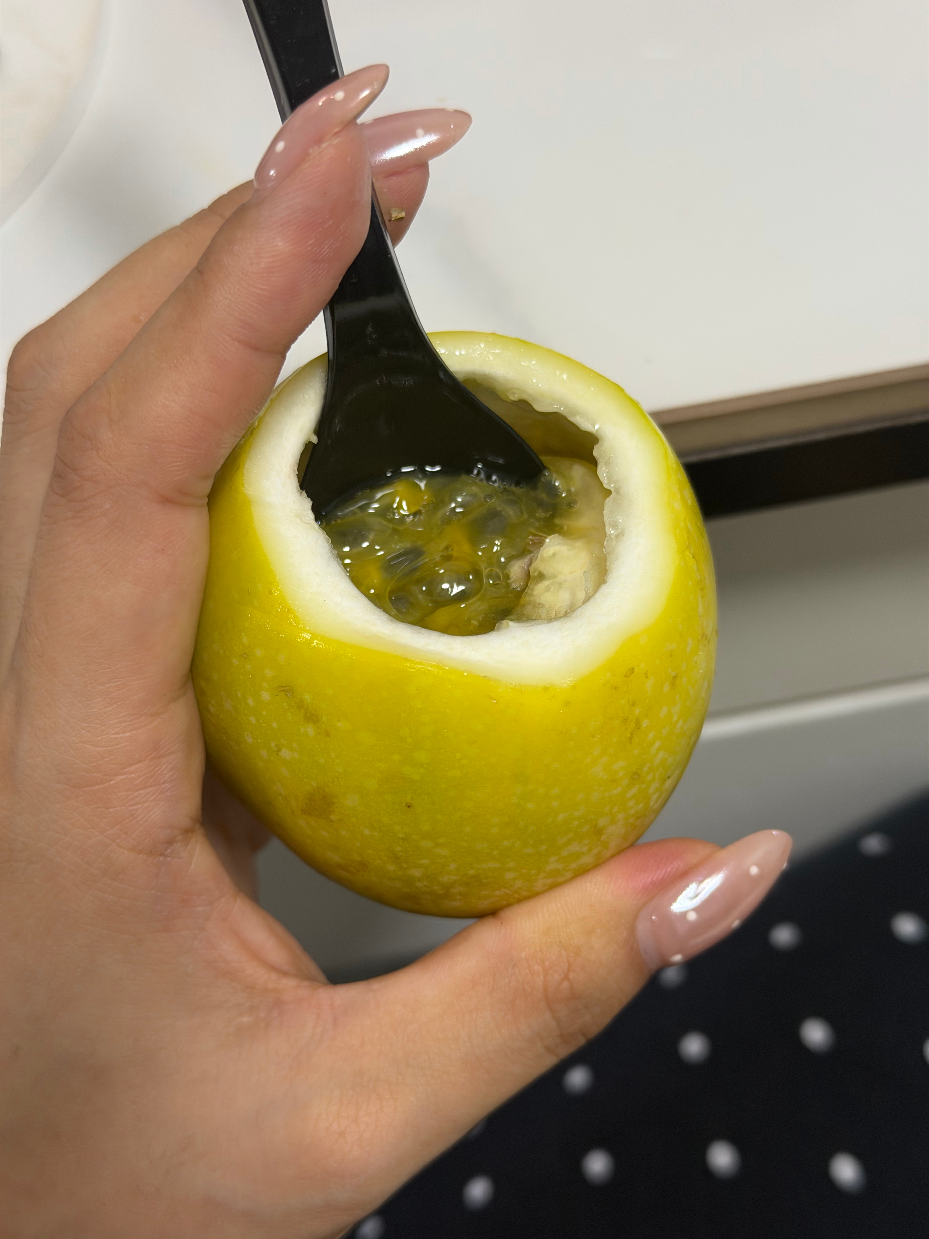 这个黄色百香果巨好吃味道很浓 很清爽 九分甜一份酸买回家放冰箱里 冰一冰更好吃 