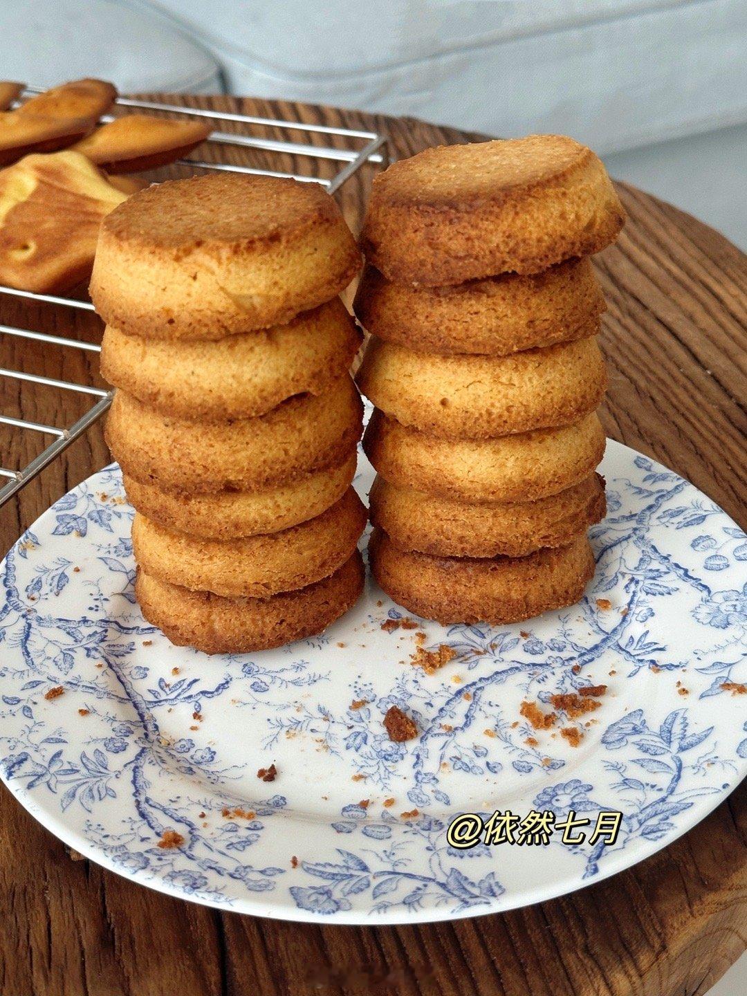 有一款天价黄油曲奇火了！是用艾许黄油做的，一盒12块代购回来要300多块钱，一块