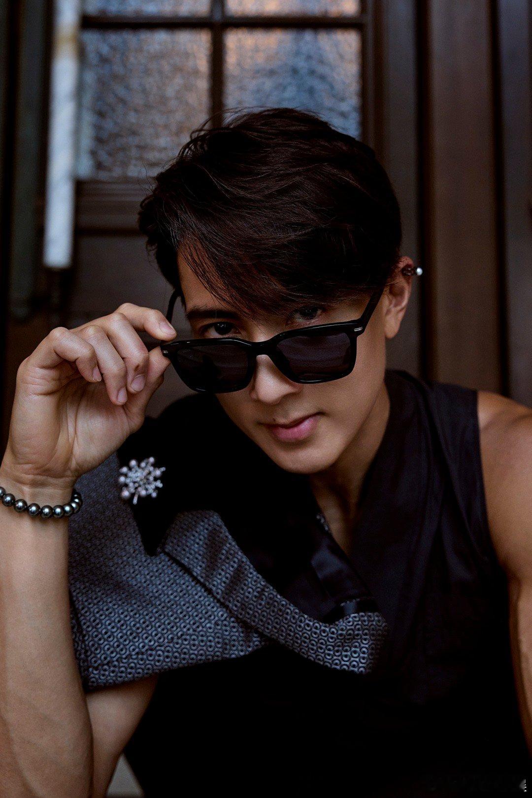 #吴尊珍珠耳骨夹造型#怎么岁月没有给吴尊带来任何变化啊，从小看到大还是这张帅气的