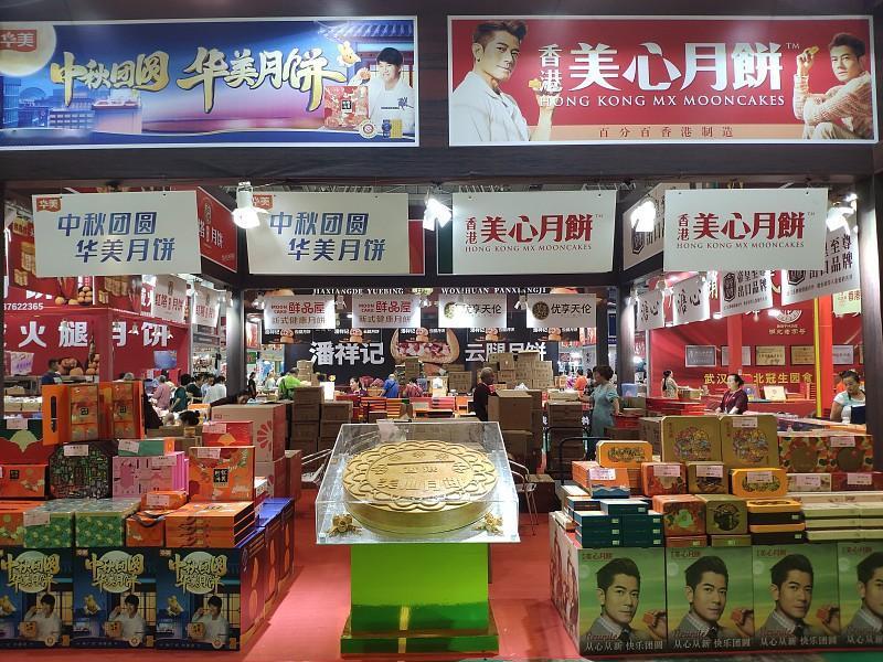 标题：中秋快到了，月饼又上市，你还爱吃月饼吗？
临近中秋，月饼市场又热闹起来。现