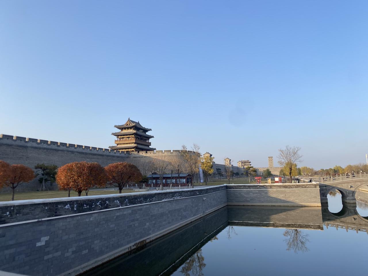 今天去古县城转了转，好天气人流稍好一点，但是没什么消费，很冷清，奇怪商家是怎么坚