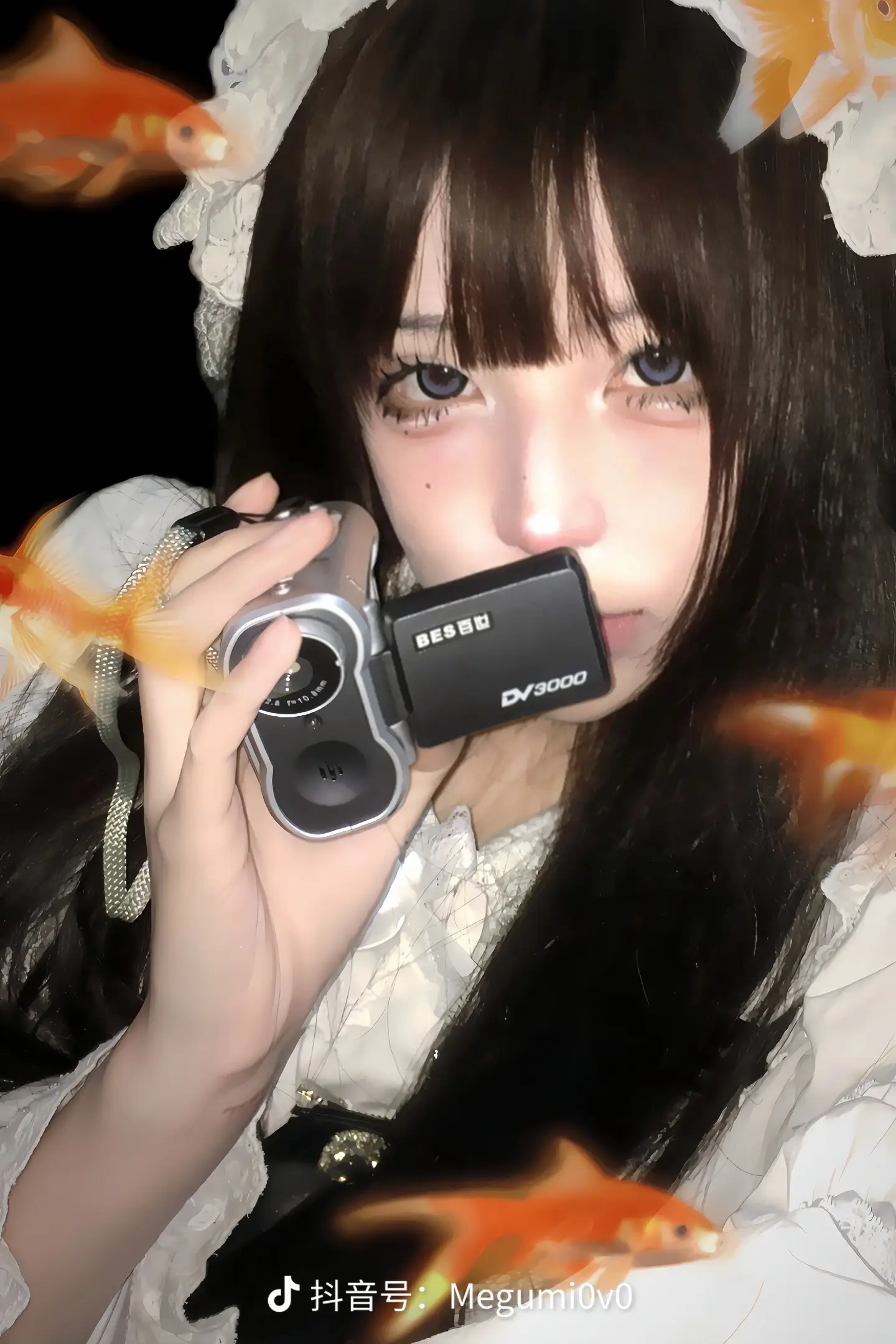 Lil‘Goldfish金鱼梦。这个电子鱼缸特效好有氛围感…
tips：用黑色背景闪光灯的自拍更出片