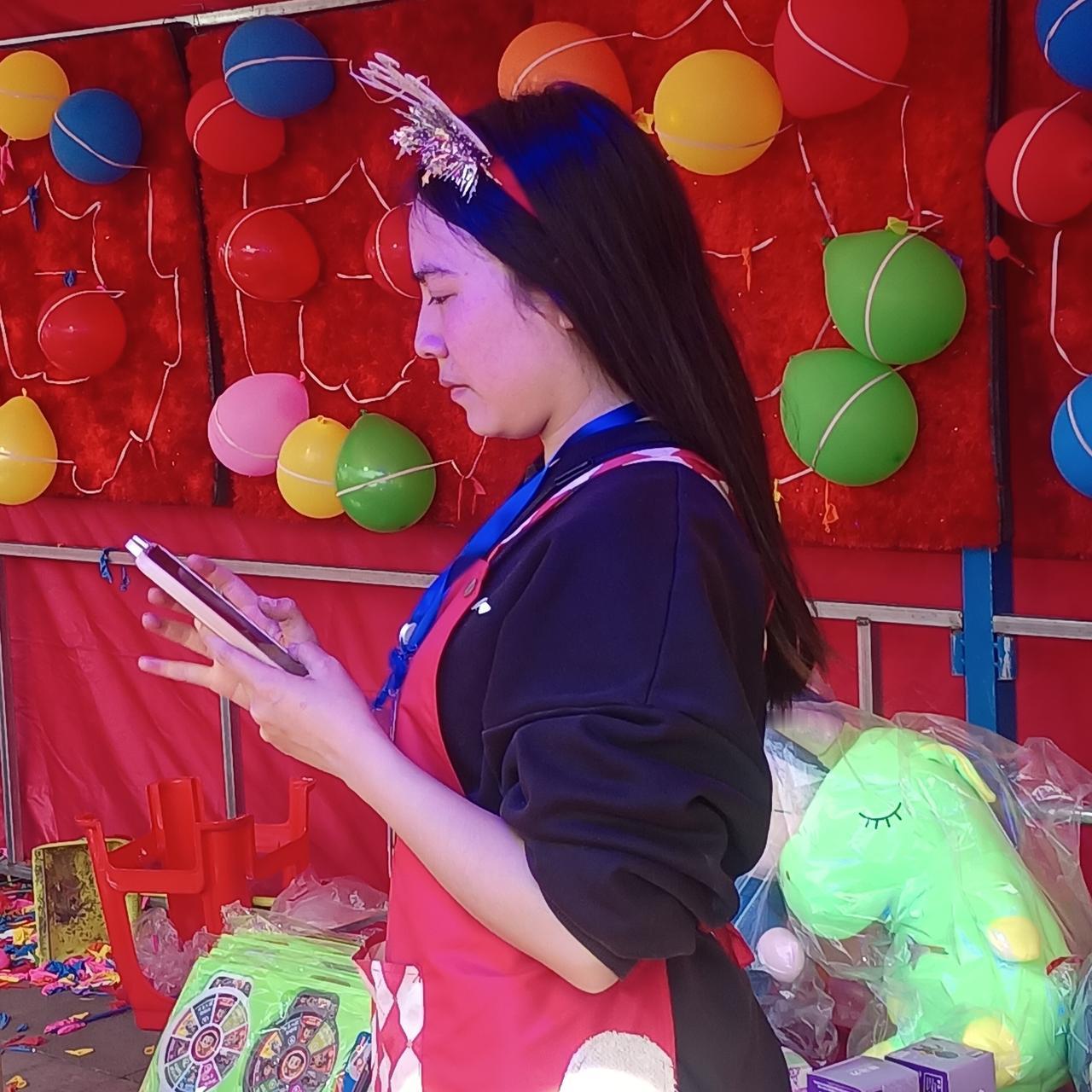 元气少女在游乐场，手机不离手，快乐无限！🎈📱