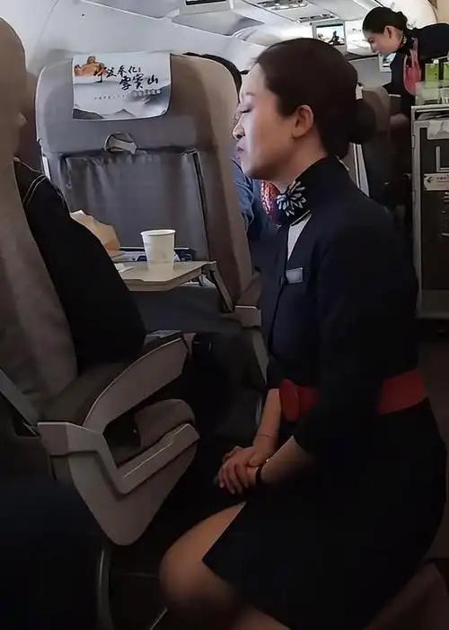 好消息来了！那个让无数网友看得窝火的“空姐下跪”事件，终于不是以一句“互相理解”