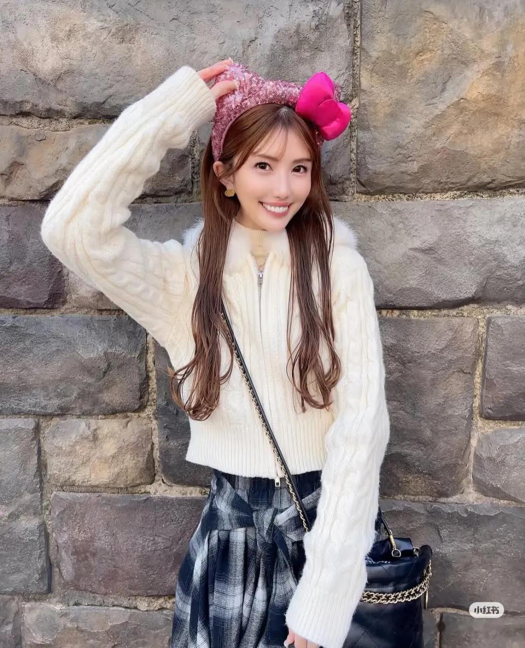 话说日本近几年就推出了许多颜值和气质都相当不错的新晋博主，而阿卡丽就是其中之一。