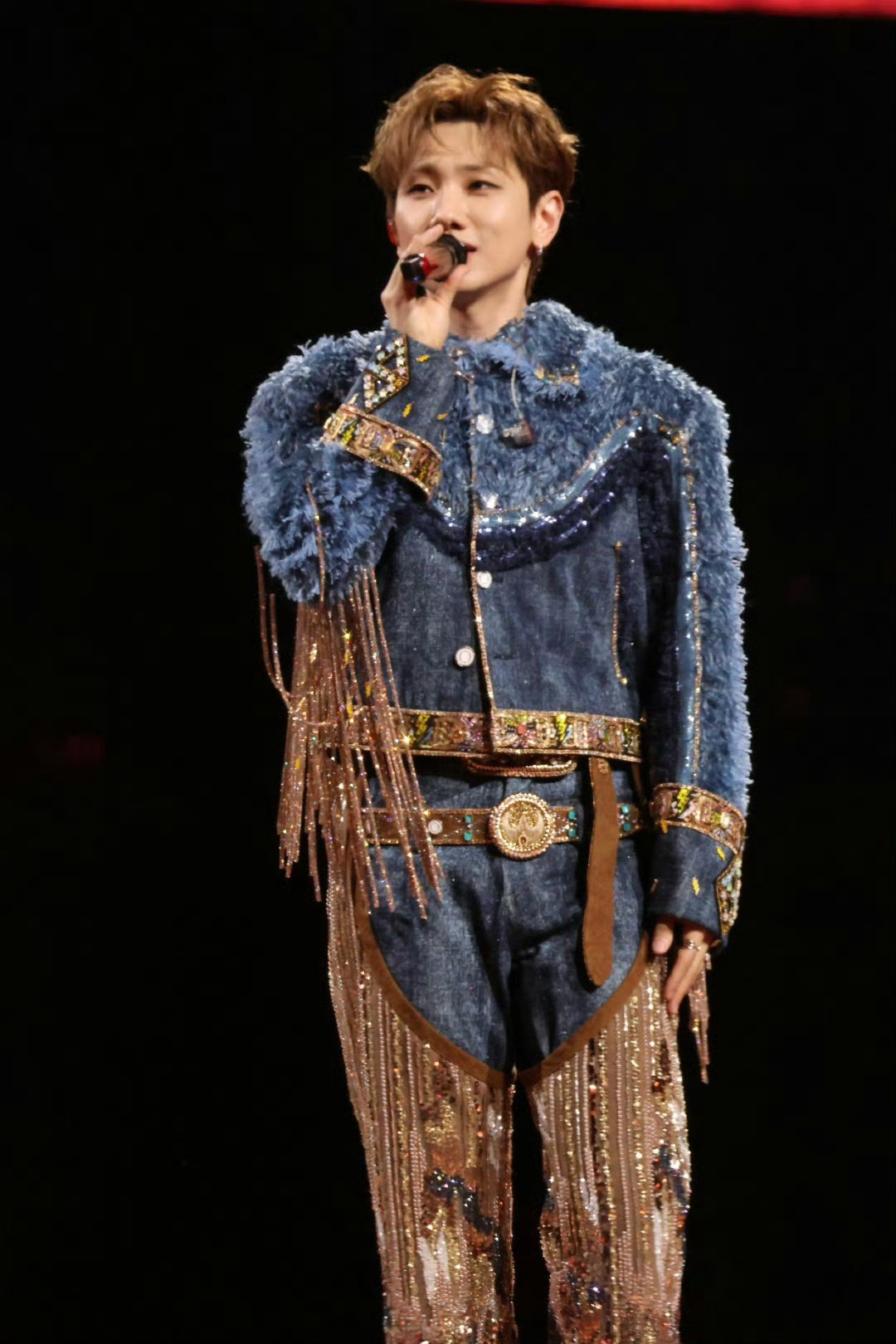 汪苏泷演唱会刚结束就批作业 是我见过最“爱学习”的偶像了，汪苏泷说回去看了100