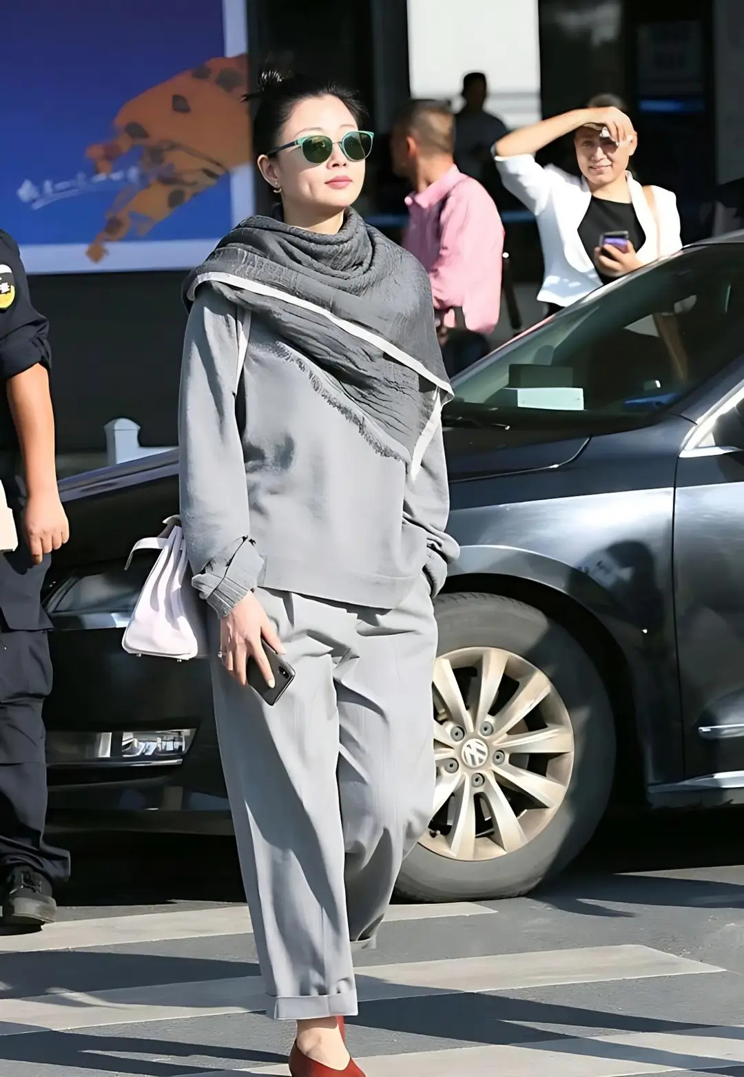 看了46岁殷桃的穿搭，我悟了：灰色不配亮色、白色，才更时髦优雅 