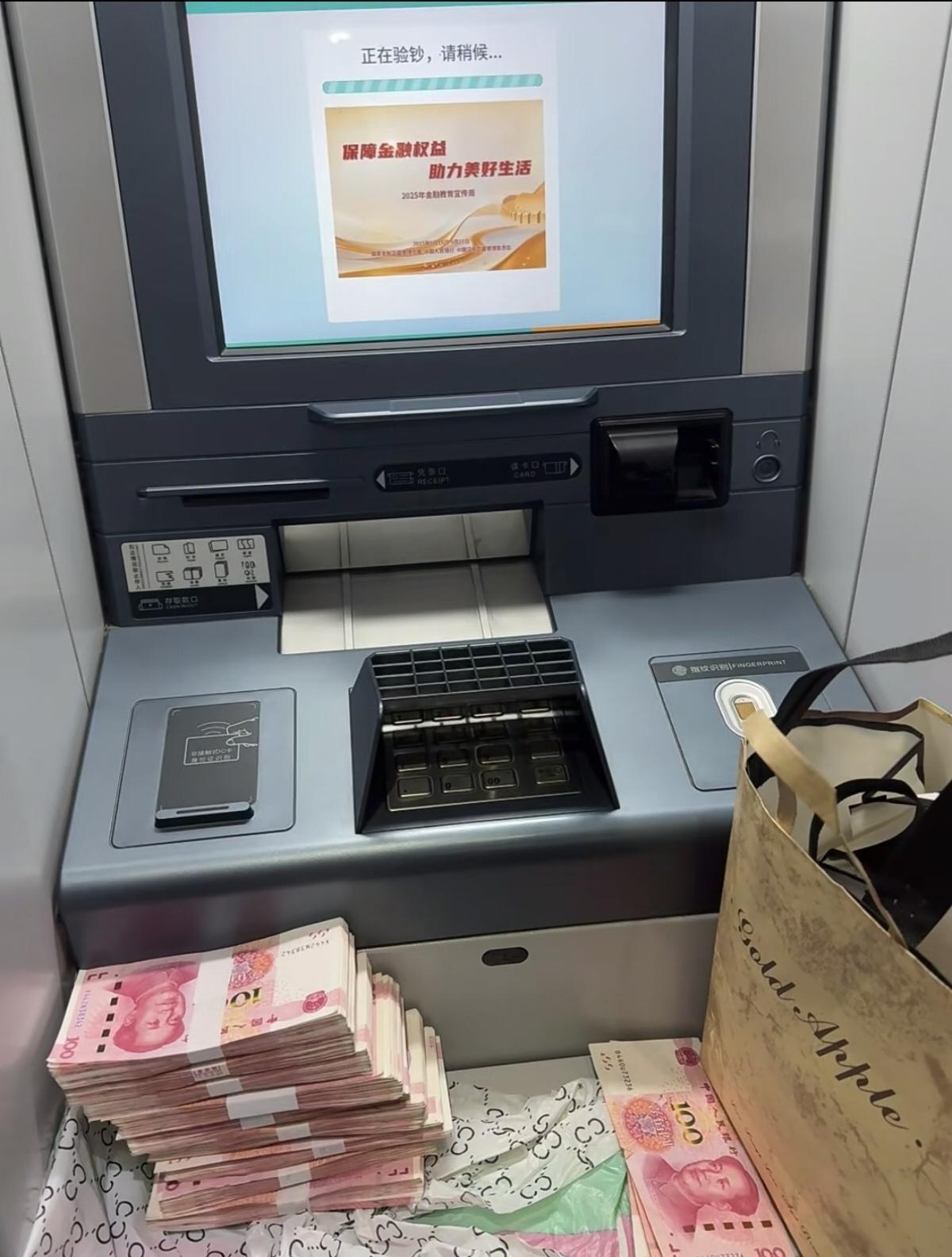 奉劝各位一句，

就今年这个形势，

手里攒个八万十万的，千万别惦记着靠投资翻身