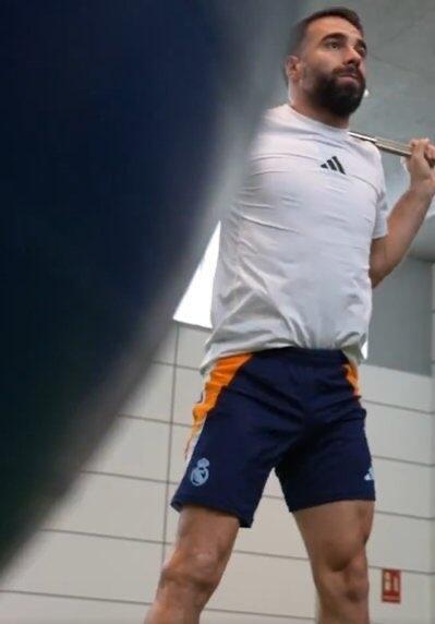 卡瓦哈尔右腿肌肉严重萎缩，比左腿细了一圈