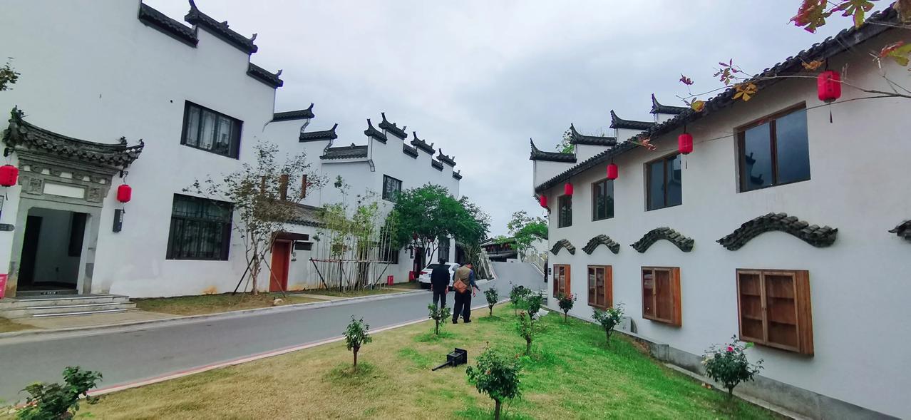 真没想到铜陵梨桥水镇这么优美，小桥流水，白墙黛瓦，真正是移步换景，每一处都是一幅