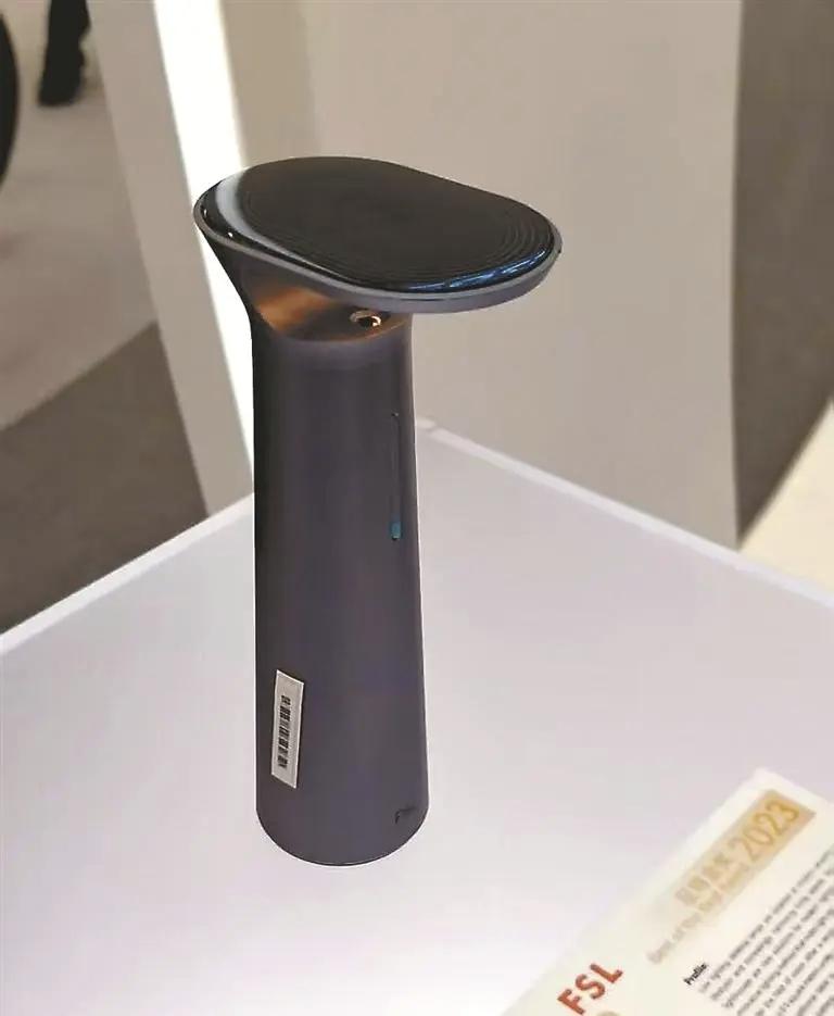 不是广告！不是广告！广交会上，这个小小的桌灯火了，光源隐藏于视野下方，通过光线二