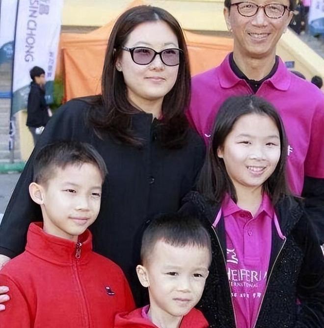 伏明霞嫁给年长26岁的丈夫，婚后五年育有三个孩子。她经历体操挫折后转向跳水，成为