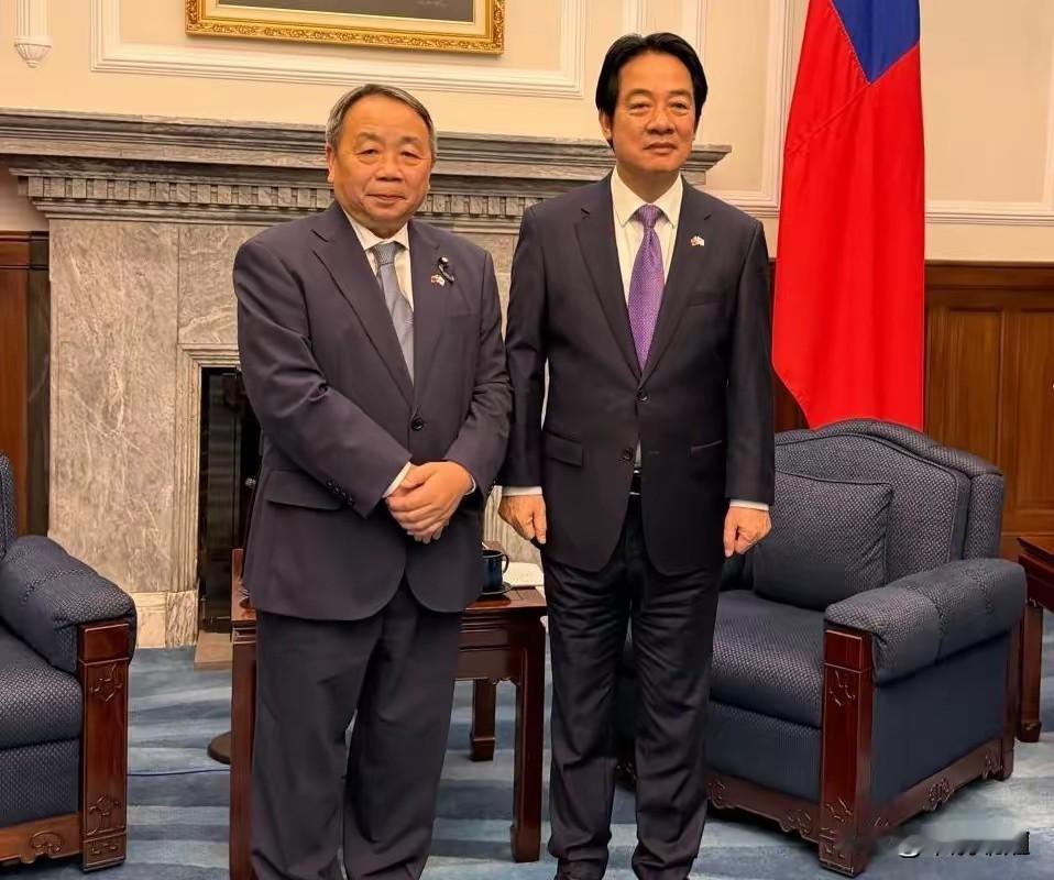 两个汉奸走到了一起，太肆无忌惮，太嚣张了！

小老百姓都感觉忍无可忍了！