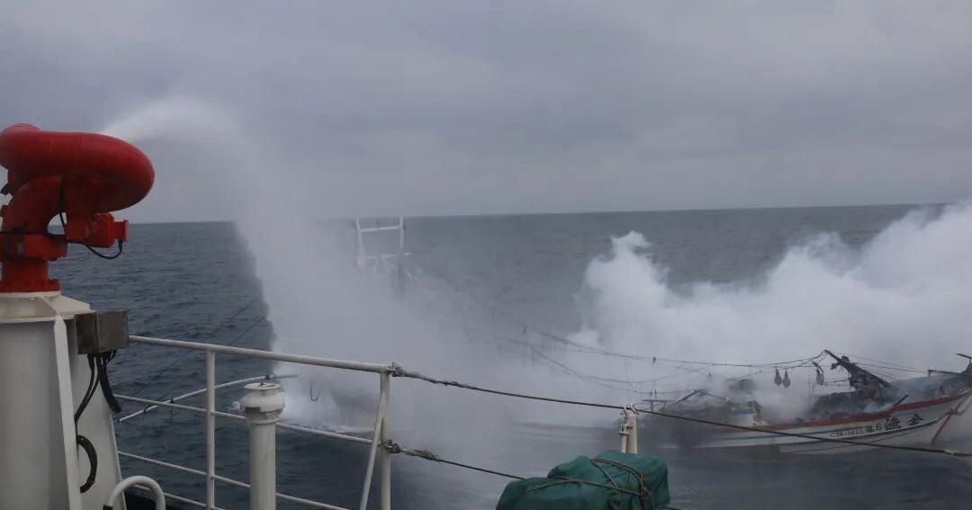 【中国海警紧急救援中国台湾籍渔船】4月16日，一艘中国台湾籍渔船在中国黄尾屿东北
