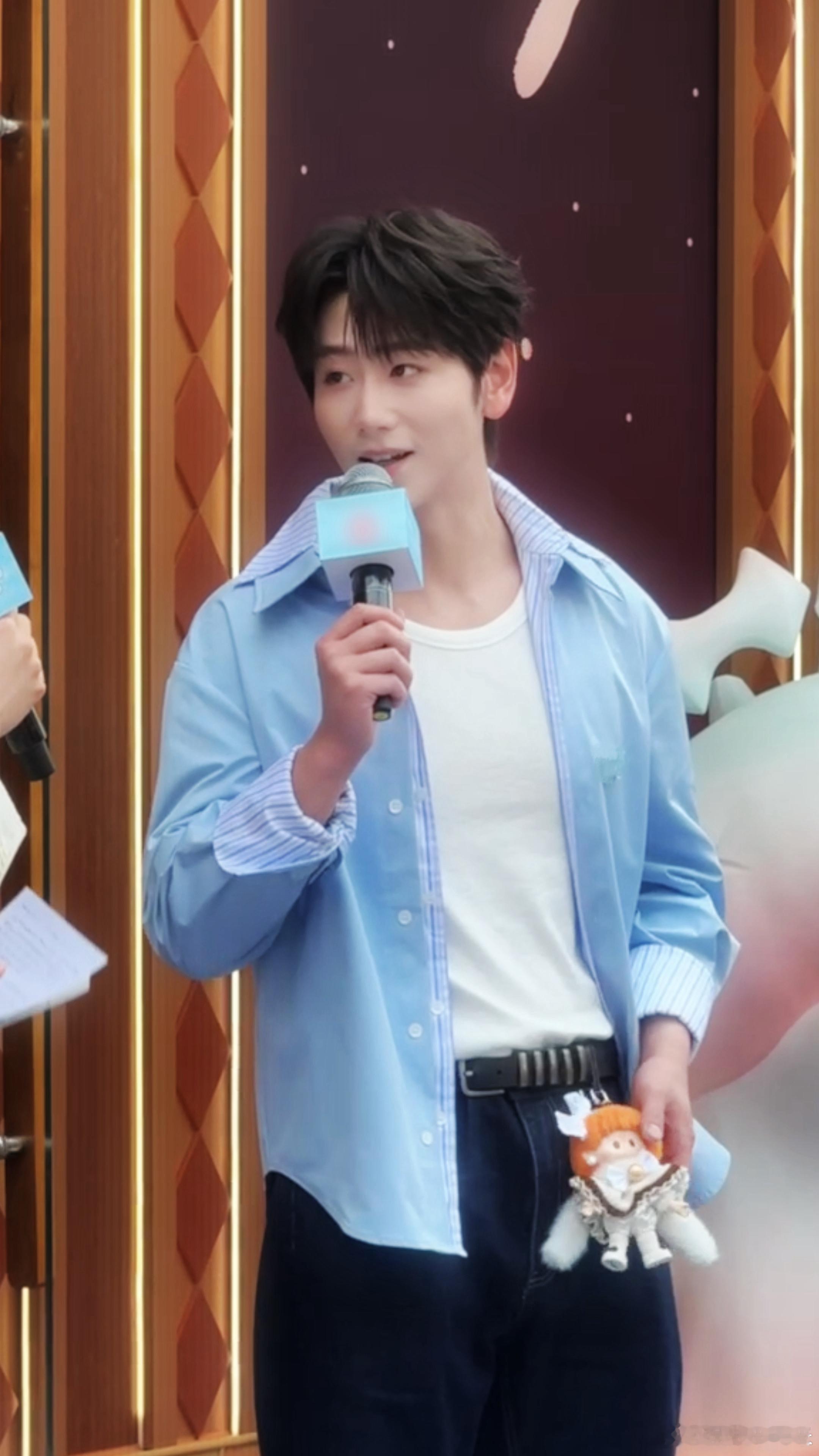 崔雨鑫在三亚续写炽热💫三亚限定帅哥崔雨鑫上线，阳光之下颜值更绝，花式饭撒宠粉无