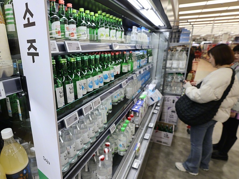 【韩国将强制酒精饮料带警示图标】韩国保健福祉部11月29日说，从明年9月开始，所