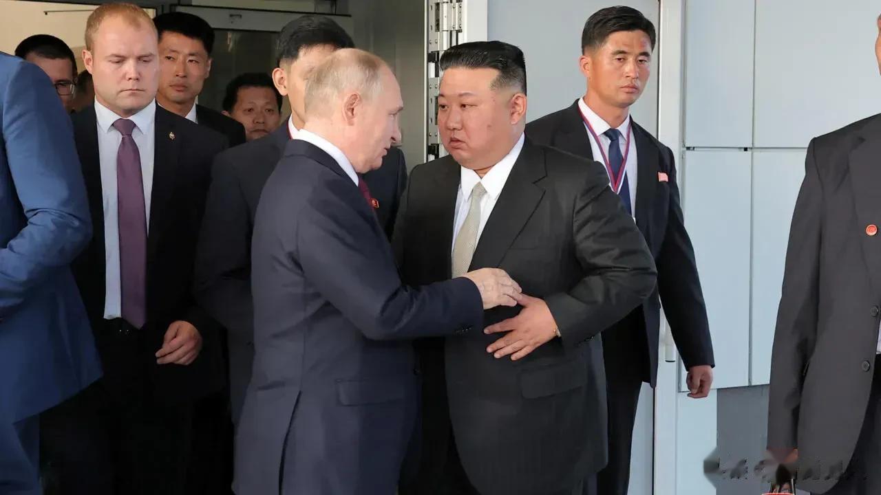 “哥，战况怎么样？”。“看来得打持久战了”。“哥，那就跟它们耗”。“弟，患难见真