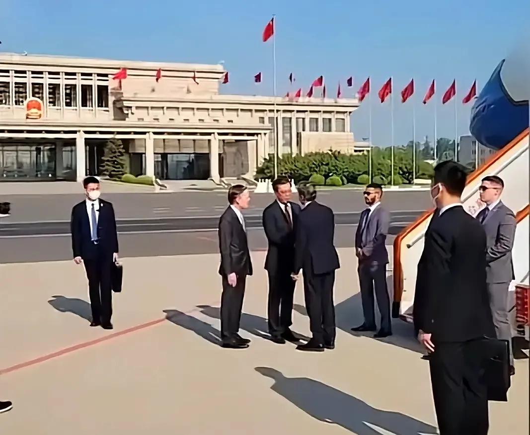 布林肯专机落地北京，没有鲜花没有红毯没有高规格接待，要知道布林肯可算得上是美国2