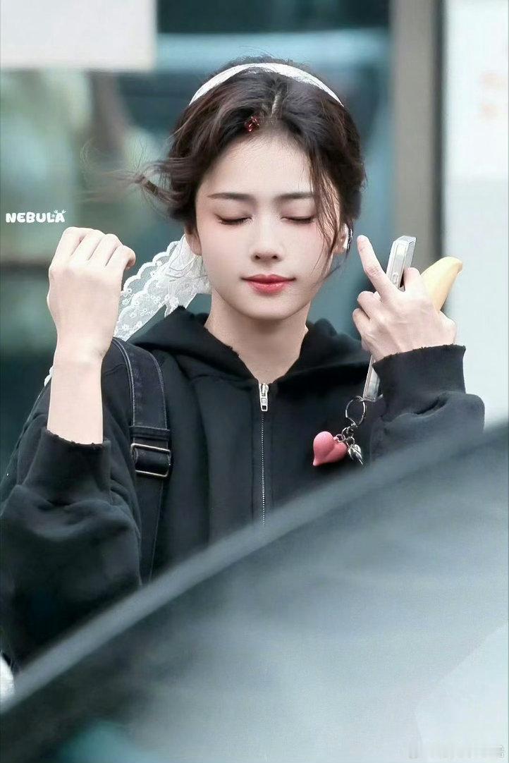 白鹿hi6莫离剧宣路透白色丝带盘发田园风造型，脸颊比心饭撒要萌鼠了！期待白鹿好六