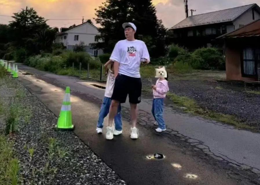 陈赫引发热议！
7月13日，陈赫突然引发了热议，起因是陈赫在社交平台晒出了带老婆