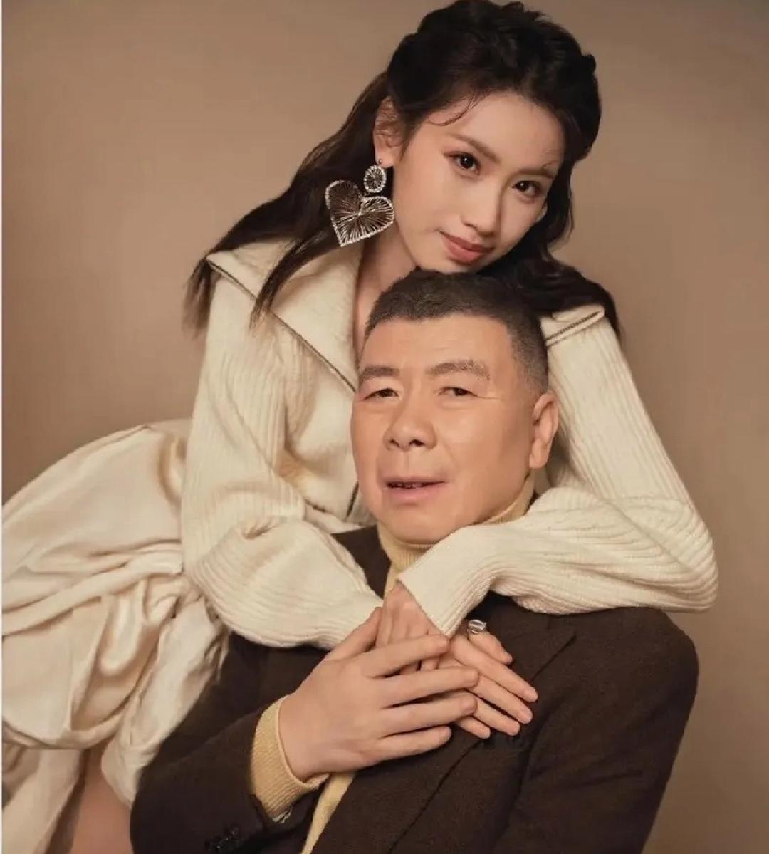 发现没有，徐朵在与冯小刚同框时肢体语言放松、笑容自然，常有牵手、搭肩、贴脸等亲昵