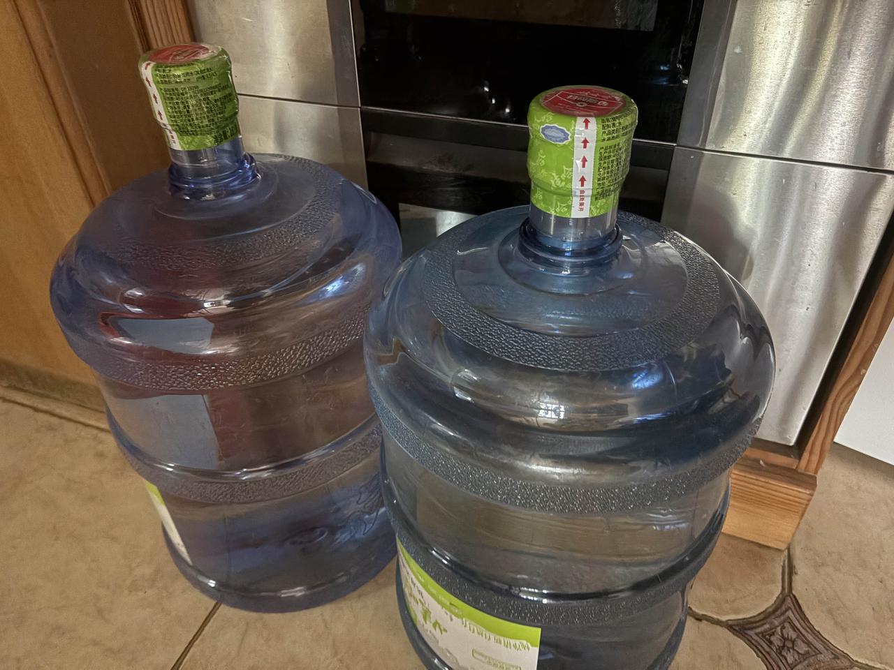 跟着这家水店好三十年了，你以为快成百年老店了，不是，中间有过转手，原来十元一桶，