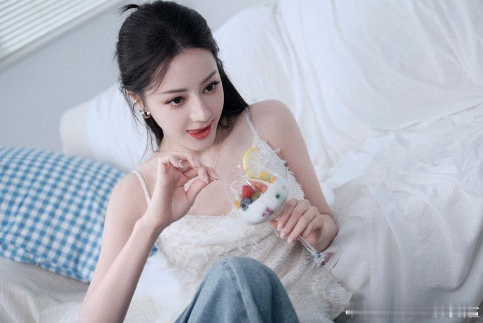 闵塔鲨发迪丽热巴九宫格闵塔鲨迪丽热巴走花路 ​​​闵塔鲨晒迪丽热巴九宫格，说 “