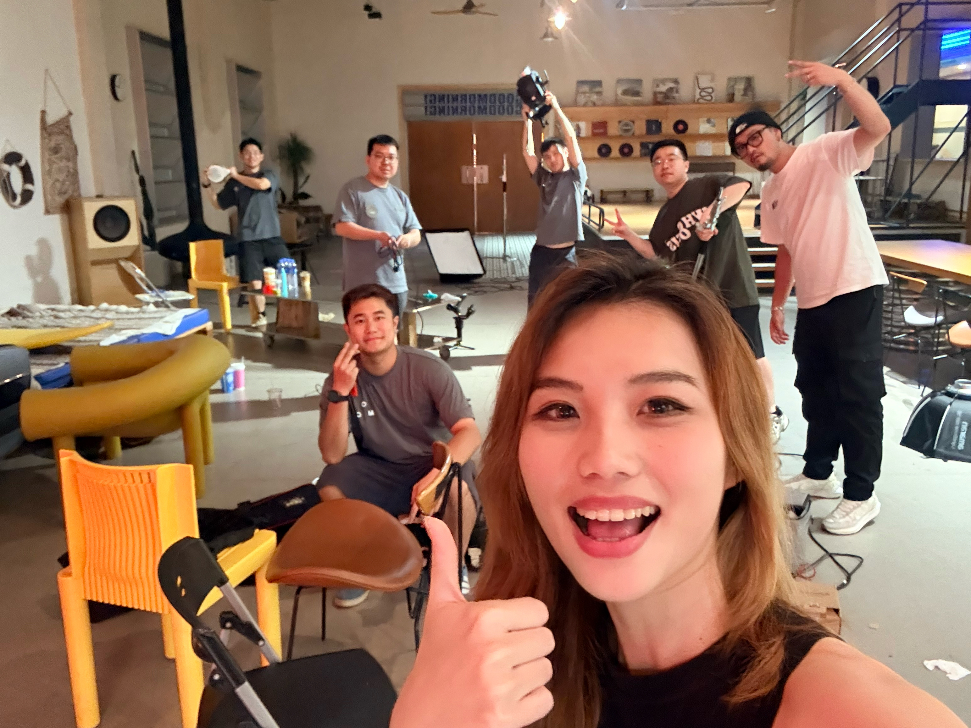 又跟着几位顶级老师完成✅一个大项目的拍摄🎬上午的拍摄一直到晚上十点🕙车子还在