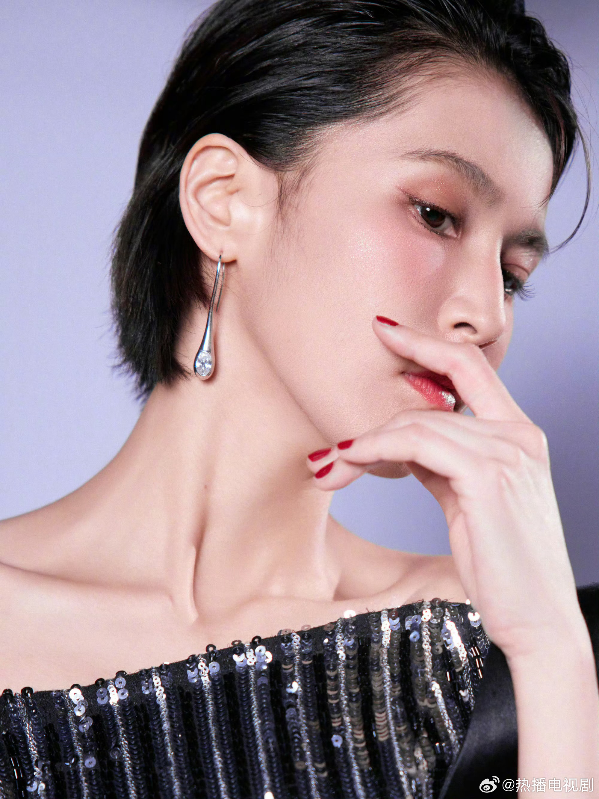 细碎亮片编织成暗夜星光，抹胸设计勾勒出舒展的肩颈，镜头前从容自在，镜头外温柔奔赴
