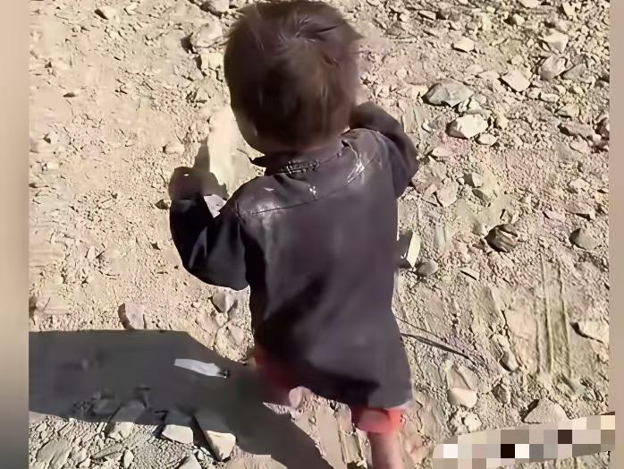 加沙孤儿，3岁的他已经没有任何亲人了！即可怜又可恨，那么多年了，让人家以色列欺负