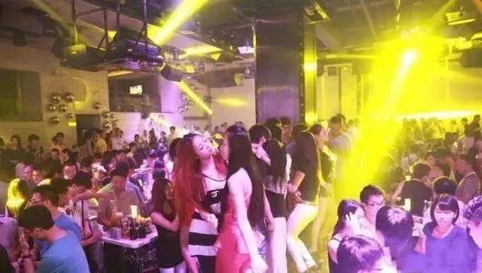 25岁的酒吧女服务员，在网上找了个月薪10万的男朋友，两人相识4个月火速领了结婚